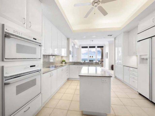 Longboat Key: Four Bedroom Beachfront kitchen